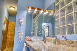 Deluxe-Suite | Badezimmer | Dusche, Regendusche, kostenlose Toilettenartikel, Haartrockner
