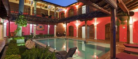 Kolam renang outdoor, dengan kursi berjemur