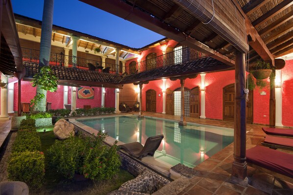 Kolam renang terbuka, kerusi lepak pantai 