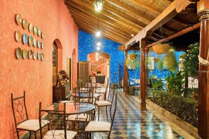 Double Room | Living area | 42-inch plasma TV with cable channels, TV, streaming services - Hotel Casa del Consulado (Granada)