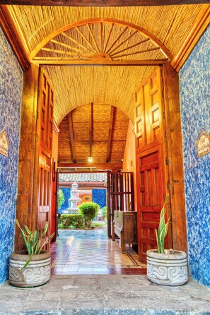 An arched wooden ceiling, a stone floor, and a wooden door. - Hotel Casa del Consulado (Granada)
