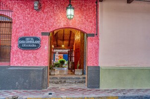 Entrada de um hotel com uma placa indicando 'HOTEL CASA CONSULADO GRANADA'.