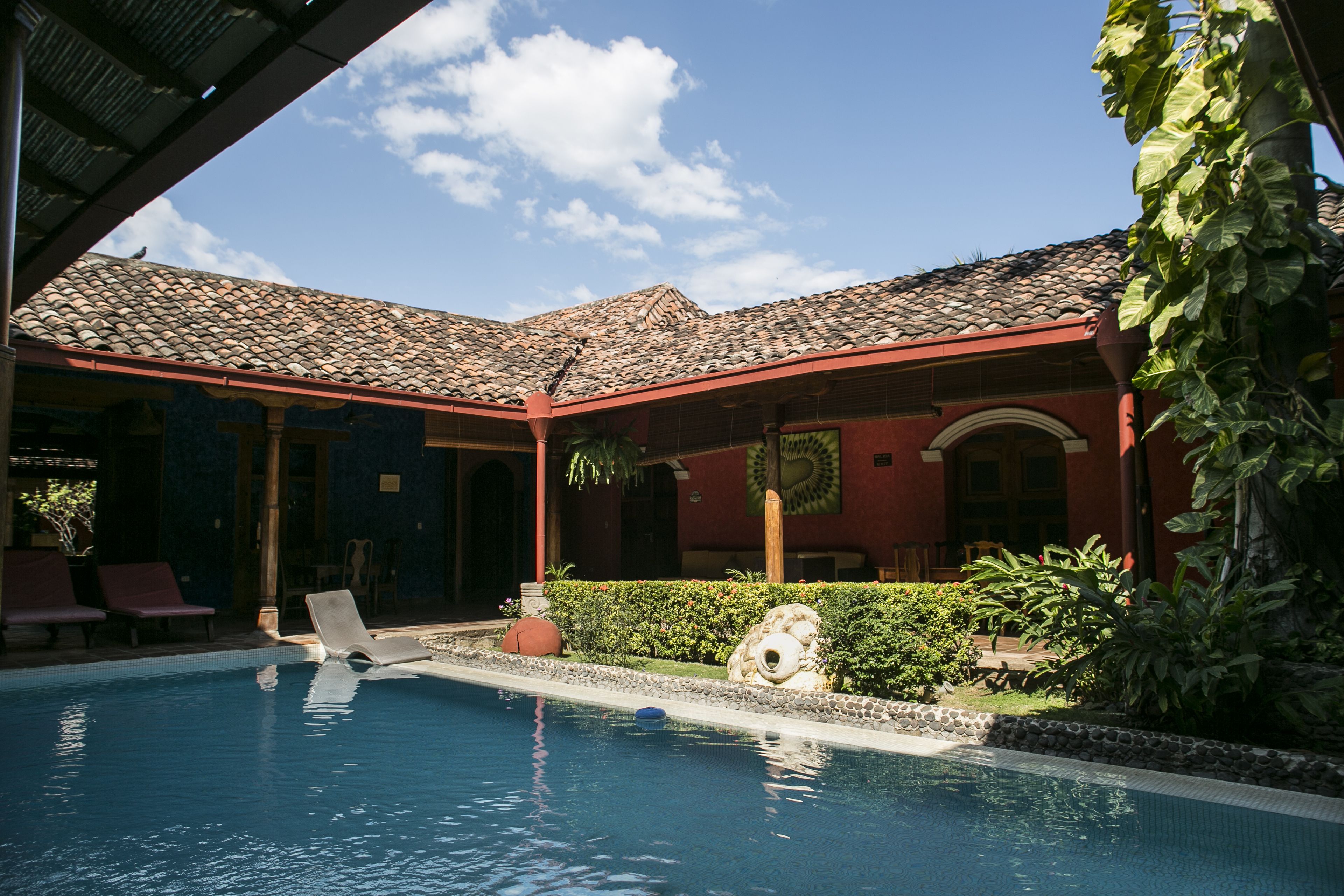 室外游泳池，日光浴躺椅