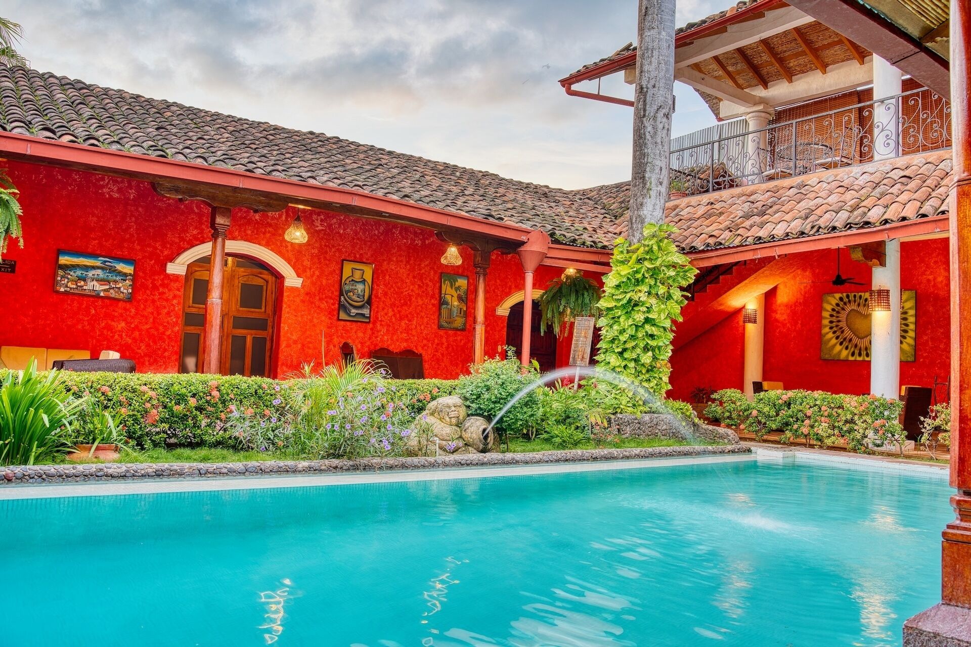 Alberca al aire libre y camastros 