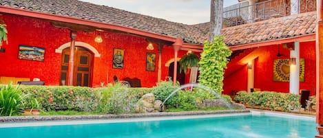 Alberca al aire libre y camastros