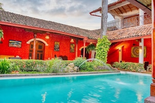 Una piscina al aire libre, tumbonas