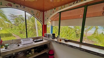 Departamento básico, 2 habitaciones, cocina, vista a la playa | Decoración personalizada, wifi gratis y ropa de cama