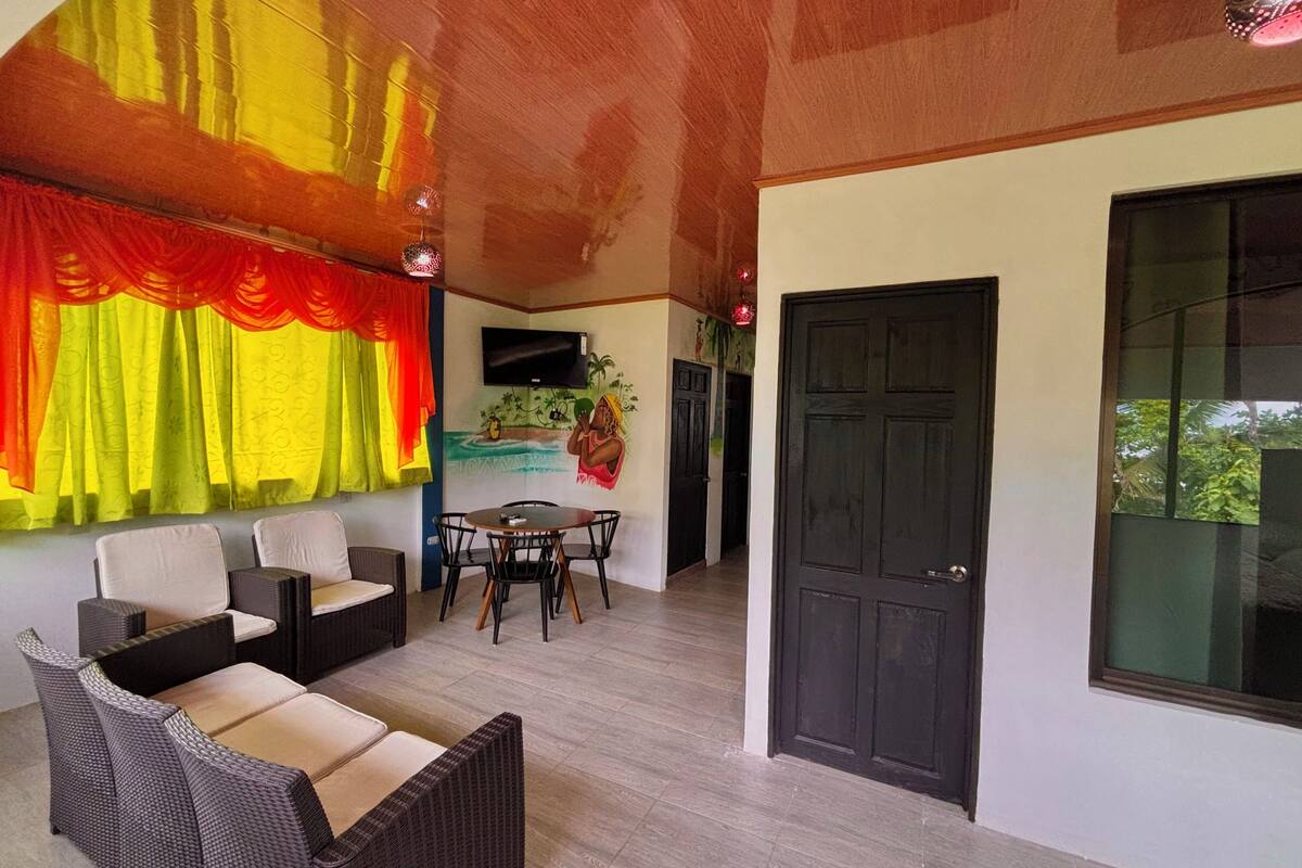 Basic Apartment, 2 Bedrooms, Kitchen, Beach View | Living area