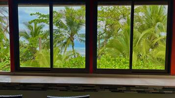 Comfort studio, 2 slaapkamers, airconditioning, uitzicht op strand | Woonruimte