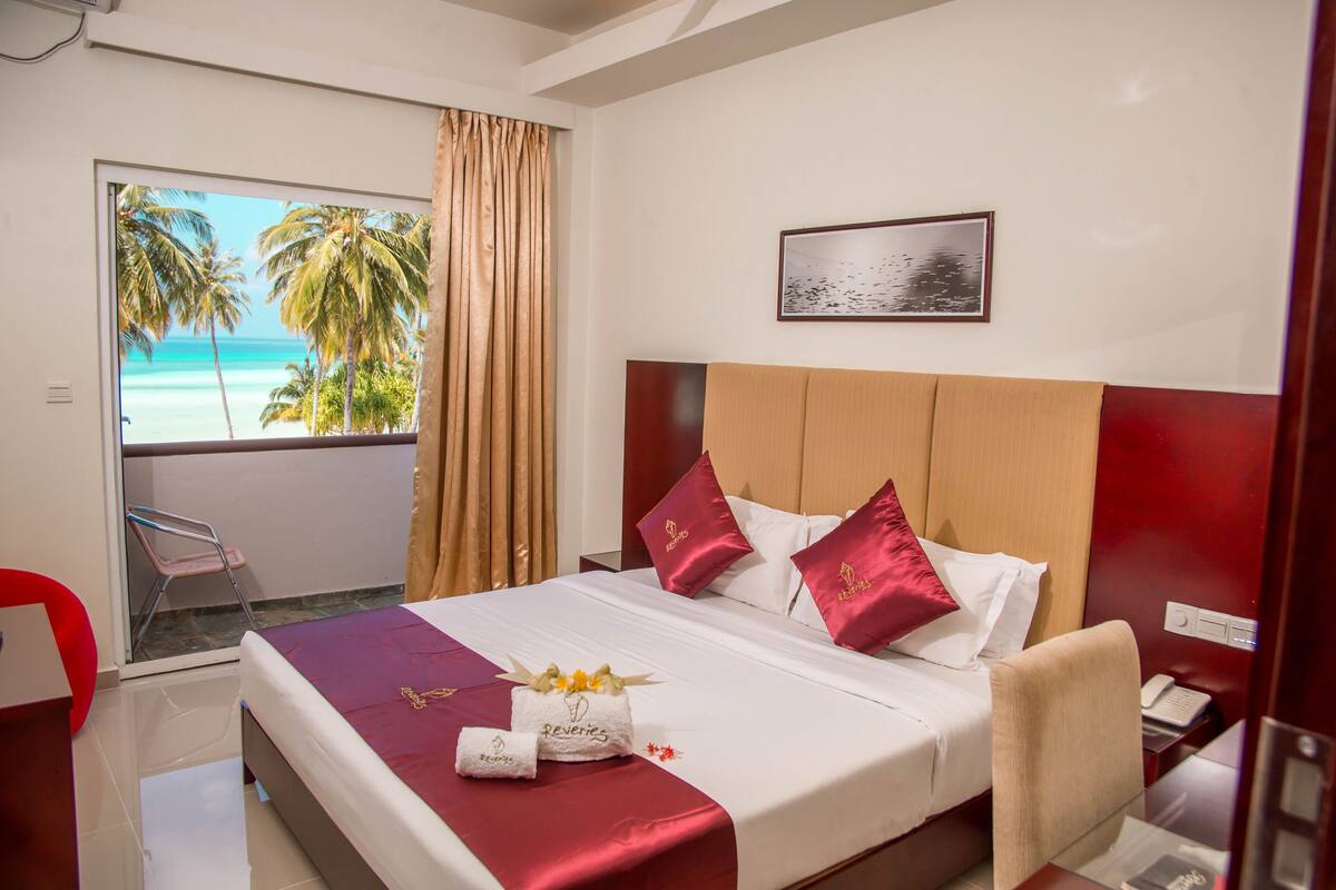 deluxe single/double room | hypo-allergenic bedding, minibar, in-room safe, individually furnished