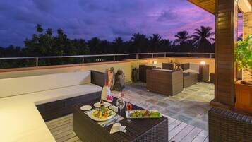 ์์นจ ์์ฌ, ์ ์ฌ ์์ฌ, ์ ๋
์์ฌ ์ ๊ณต, ํด๋ณ ์ ๋ง