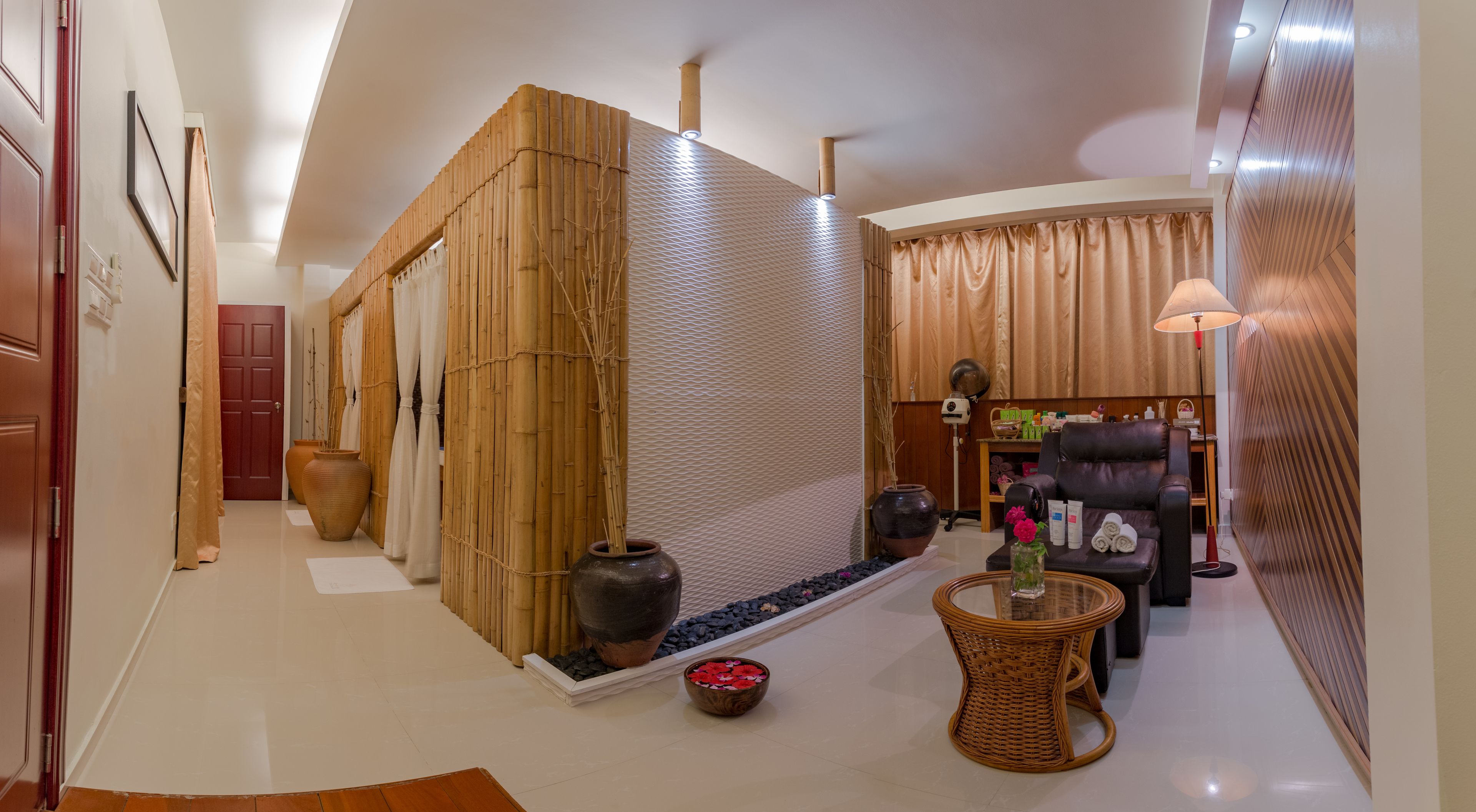 Couples treatment rooms, aromatherapy, Swedish massages, Thai massages