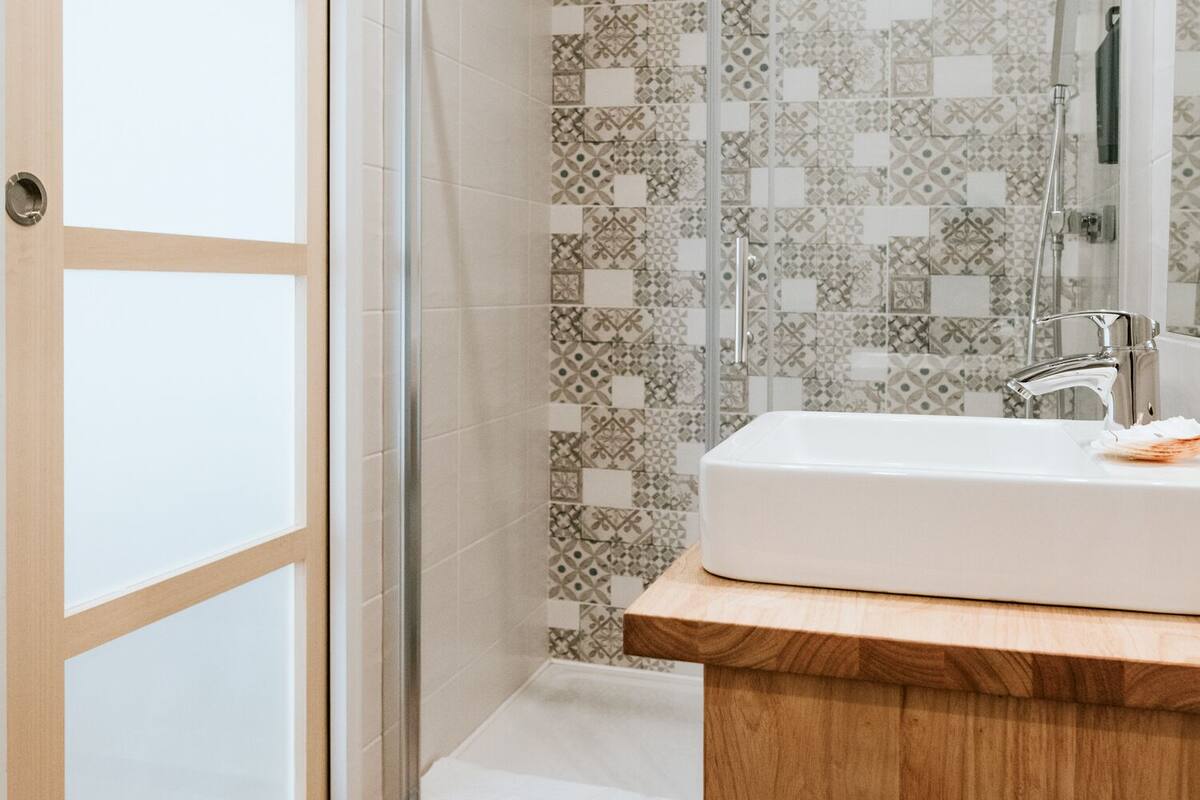 classic double room, 1 double bed, non smoking, city view (croisière) | bathroom | free toiletries, hair dryer, towels