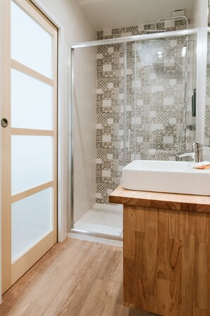 Classic Double Room, 1 Double Bed, Non Smoking, City View (Croisière) | Bathroom | Free toiletries, hair dryer, towels