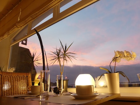 Desayuno buffet diario (EUR 13 por persona)