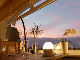 Petit déjeuner buffet (13 EUR par personne)