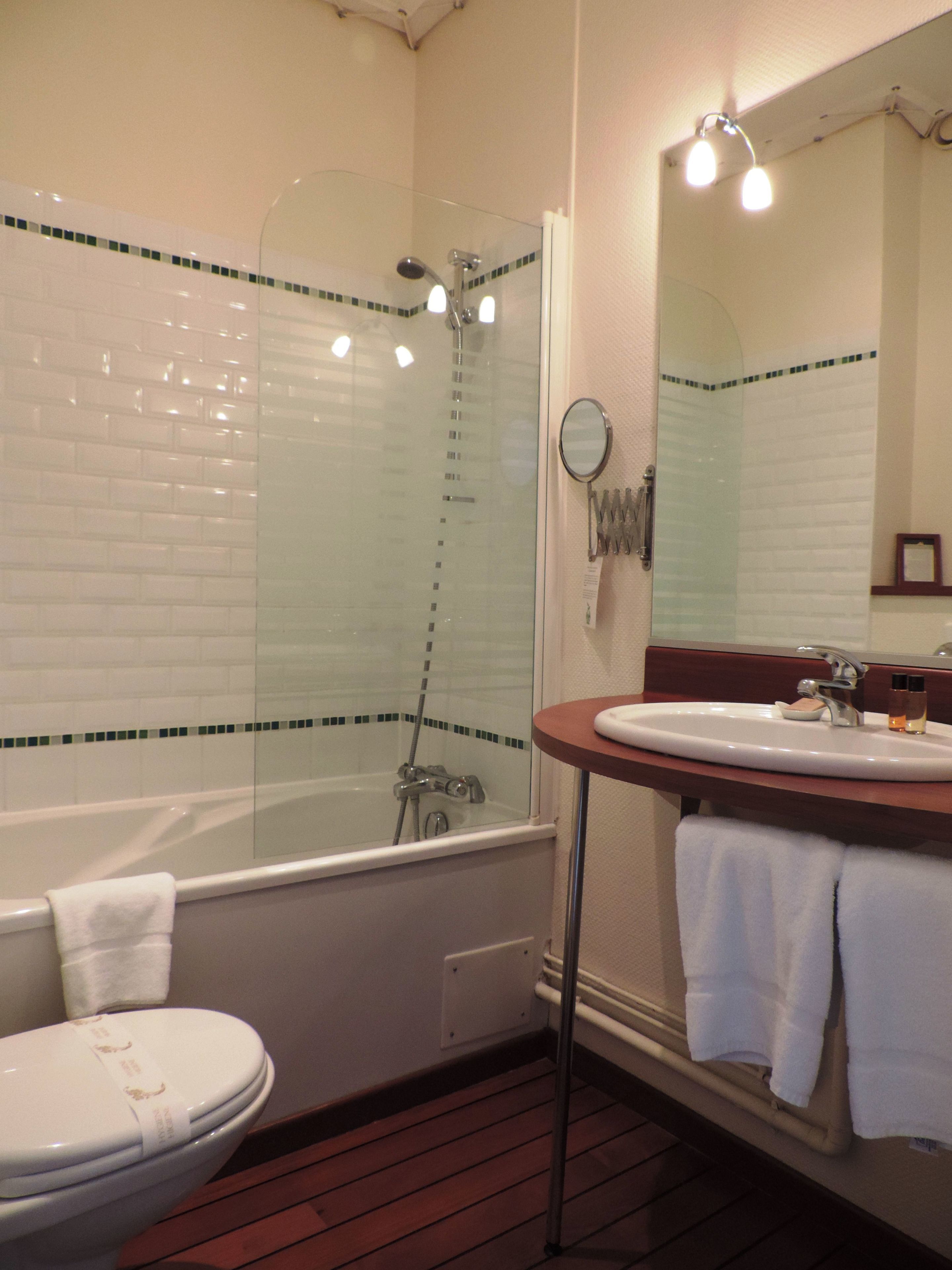 Une salle de bain avec une baignoire, un lavabo et des toilettes.