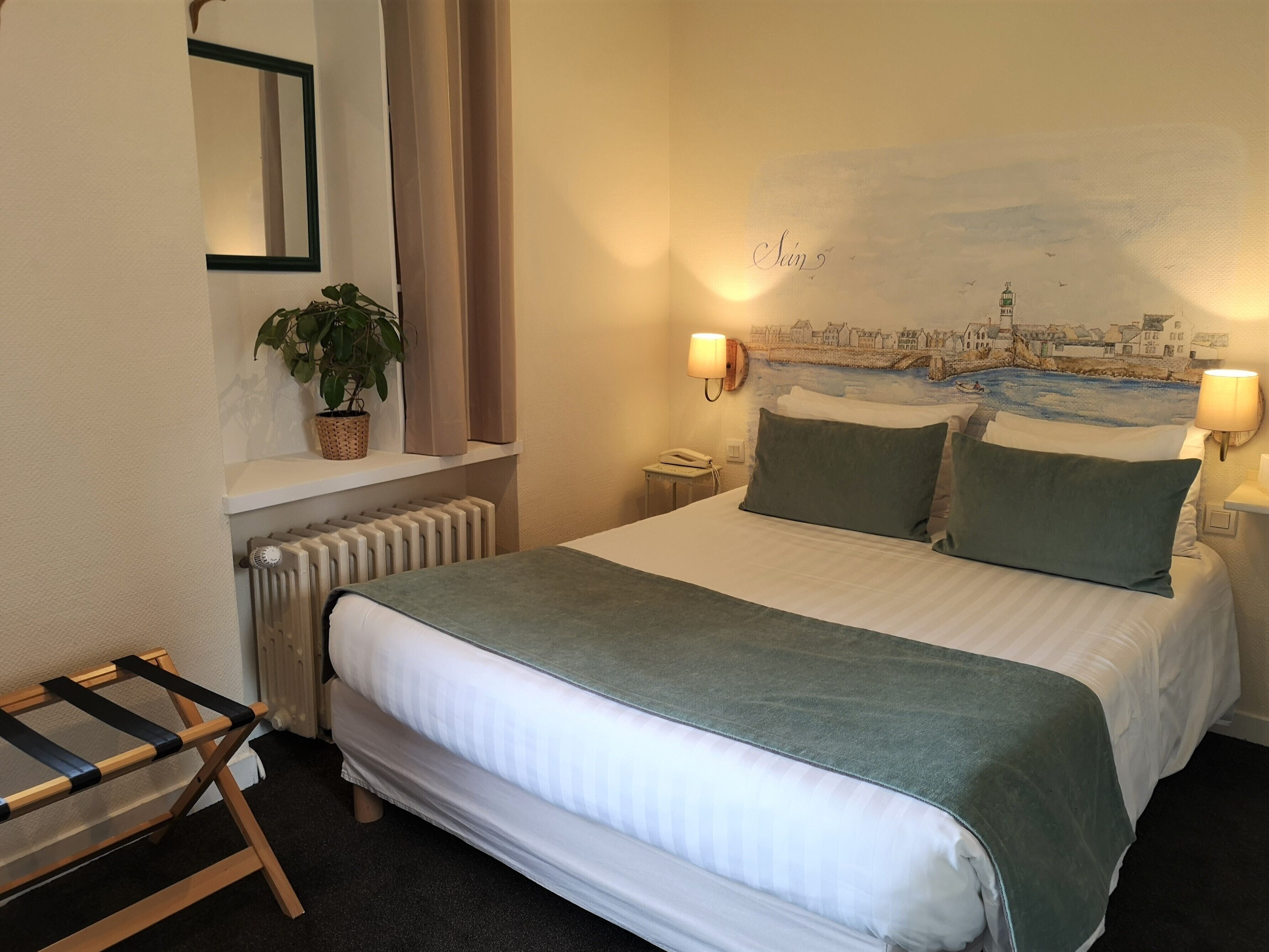 classic double room, 1 double bed, non smoking, city view (croisière) | 1 bedroom, individually decorated, blackout curtains, iron/ironing board