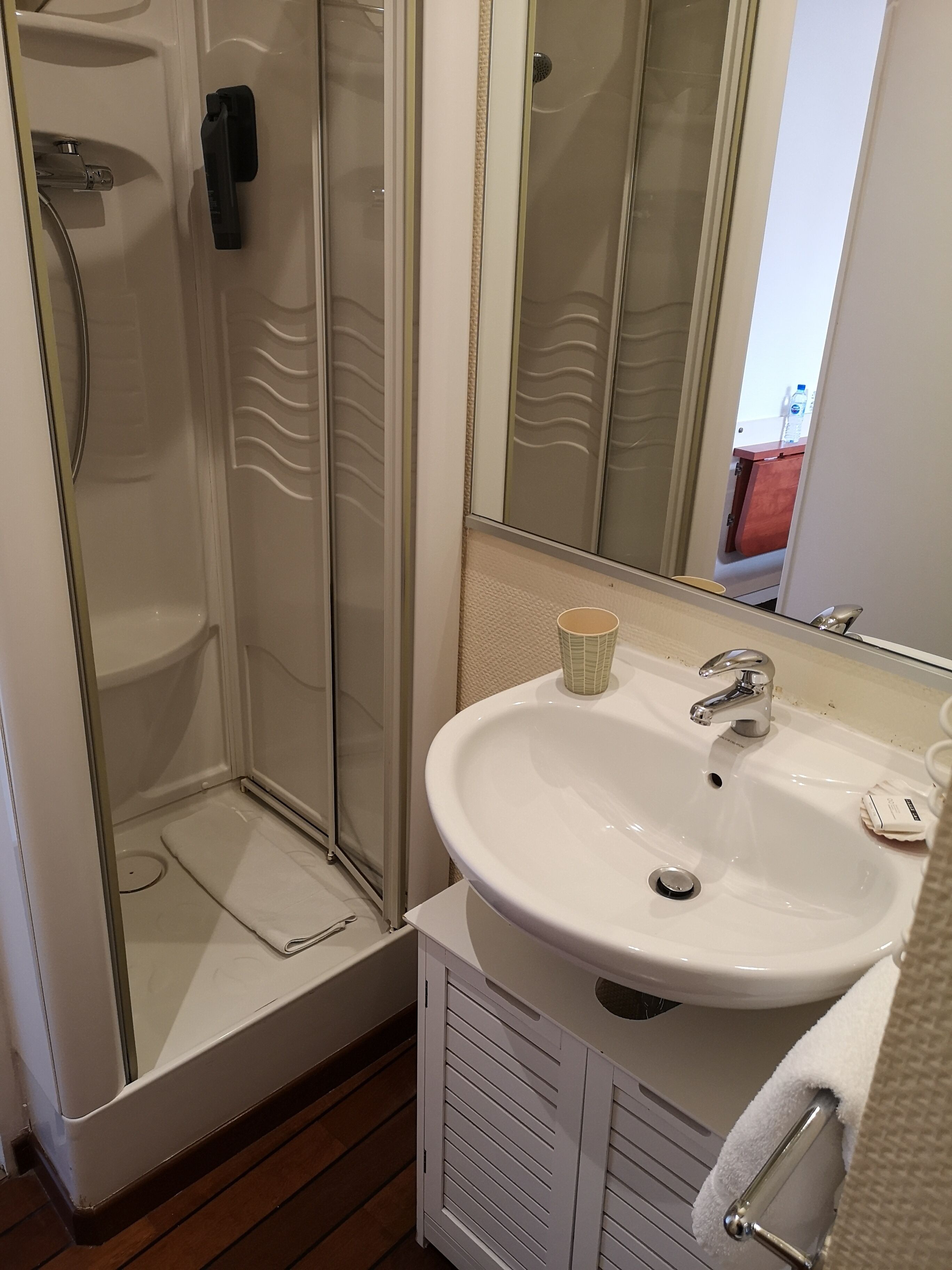 classic double room single use, non smoking, city view (escale) | bathroom | free toiletries, hair dryer, towels