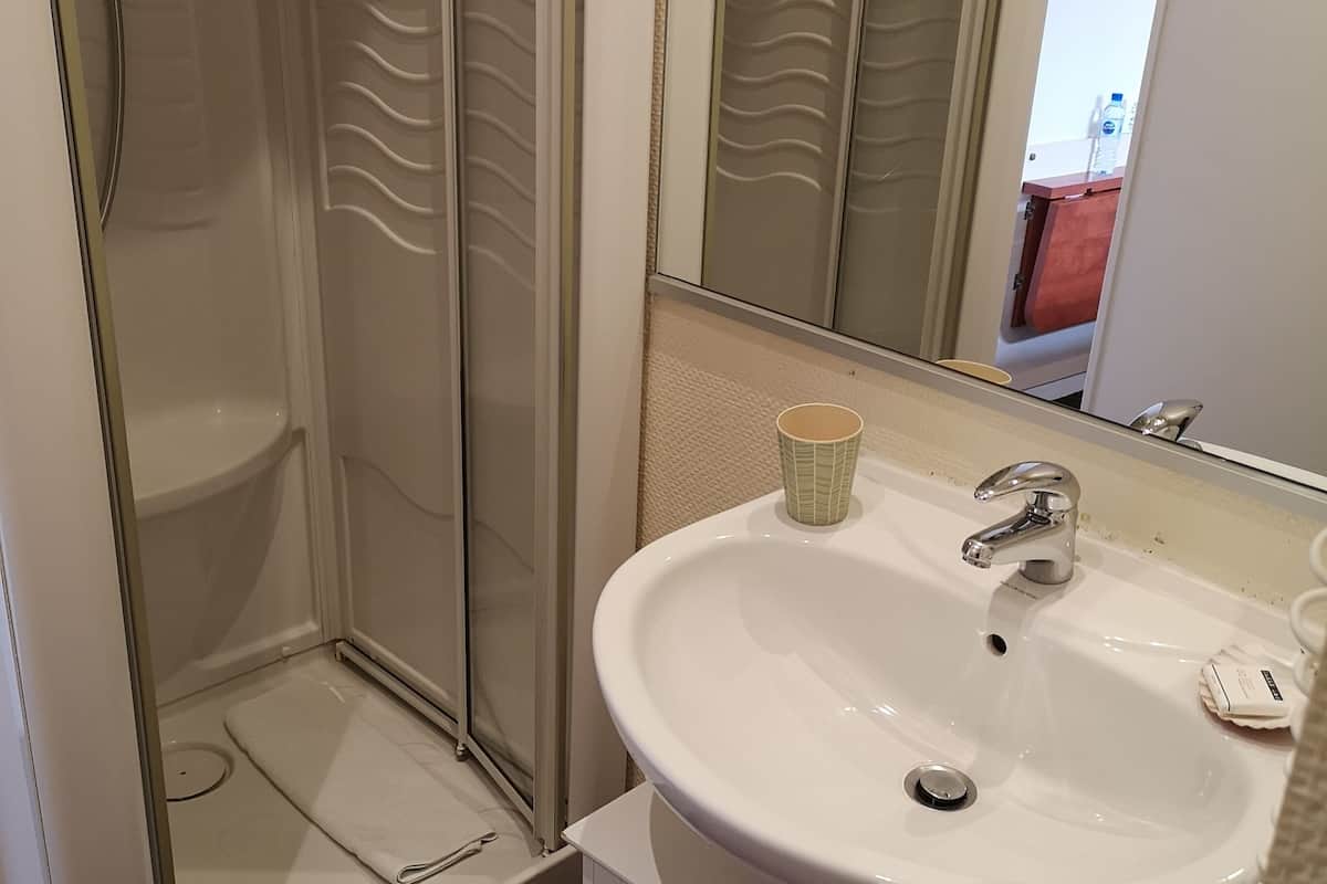 classic double room single use, non smoking, city view (escale) | bathroom | free toiletries, hair dryer, towels