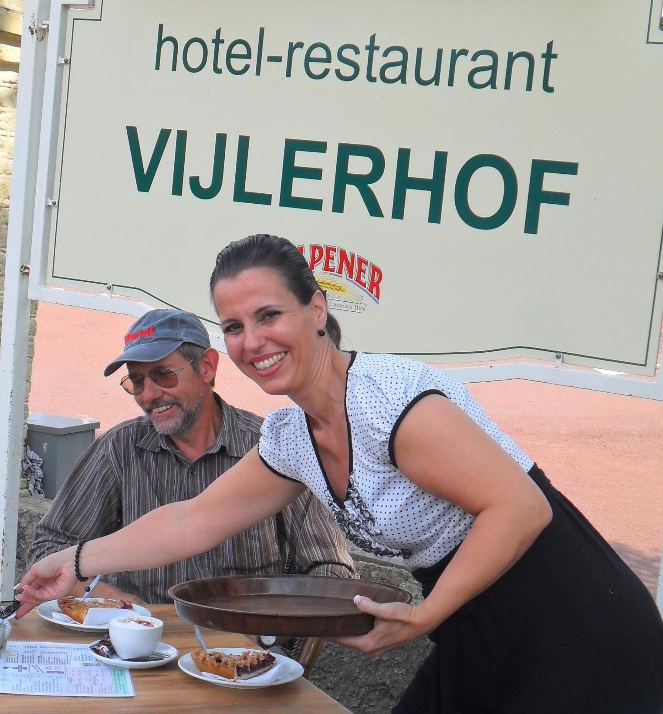 Een bord voor een hotel en restaurant genaamd 'VIJLERHOF' met een logo voor 'LIMBURG'S BEER'.
