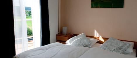 Standard-Doppelzimmer | Hochwertige Bettwaren, Daunenbettdecken, Schreibtisch