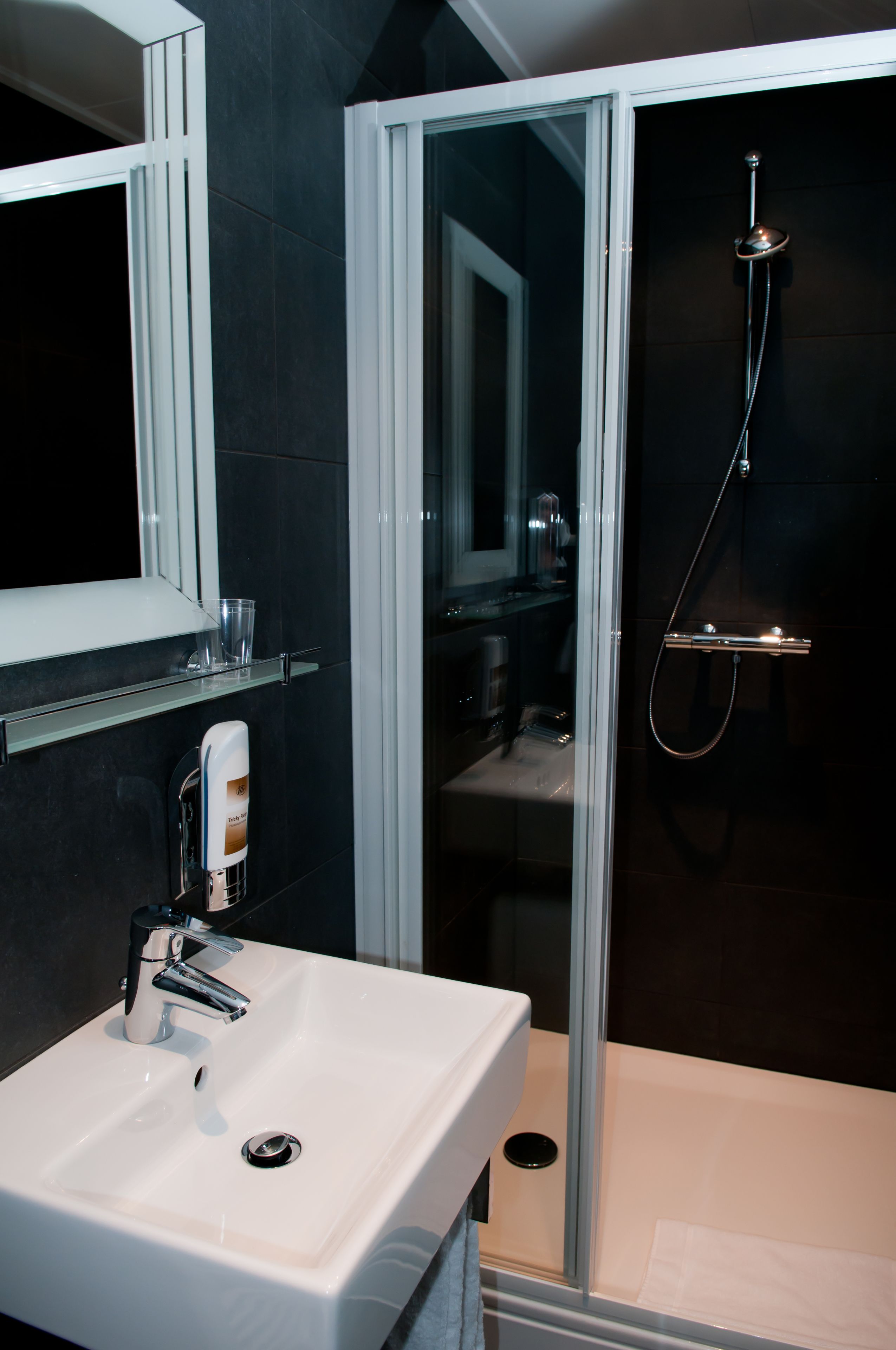 standard double room | bathroom | shower, free toiletries, hair dryer, towels