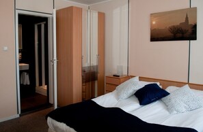 Premium bedding, down comforters, desk, iron/ironing board - Hotel Restaurant Vijlerhof (Vijlen)