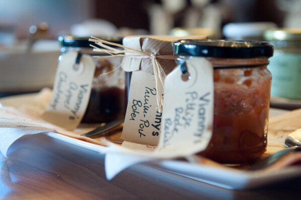 Three jars of pickled vegetables with labels on a wooden table. - Hotel Restaurant Vijlerhof (Vijlen)