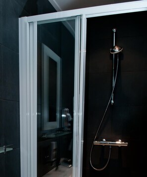 Regadera, amenidades de baño gratuitas, secadora de cabello, toallas 