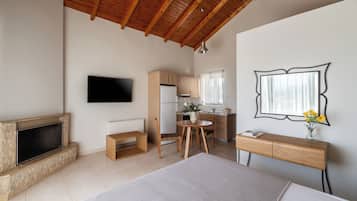 Comfort Studio | Private kitchen | Full-size fridge, oven, stovetop, coffee/tea maker