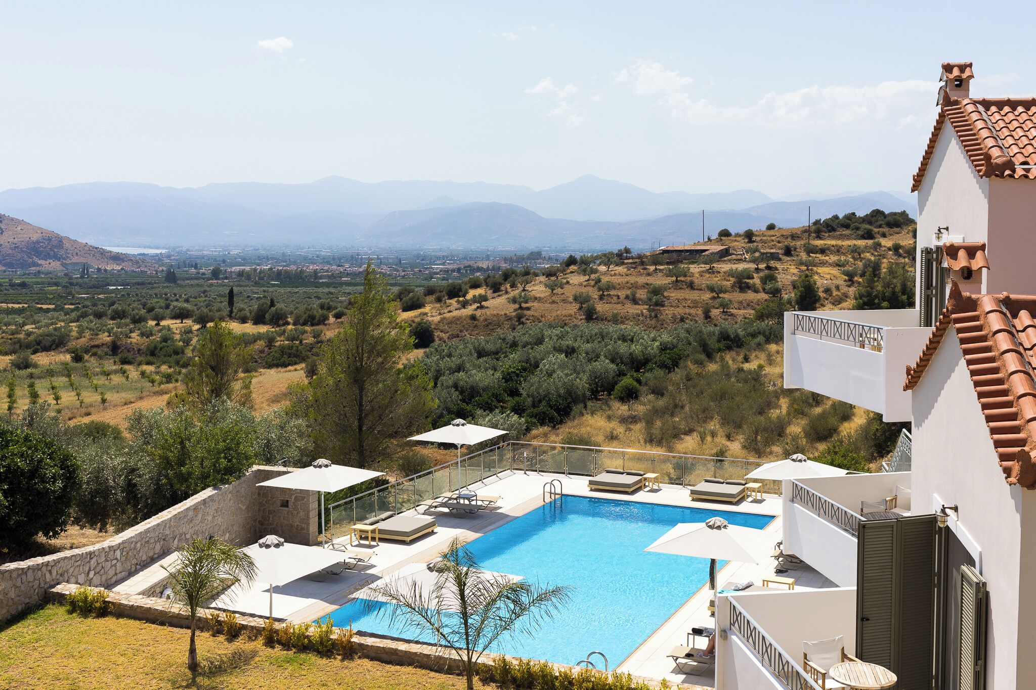 Een seizoensgebonden buitenzwembad, parasols voor strand/zwembad