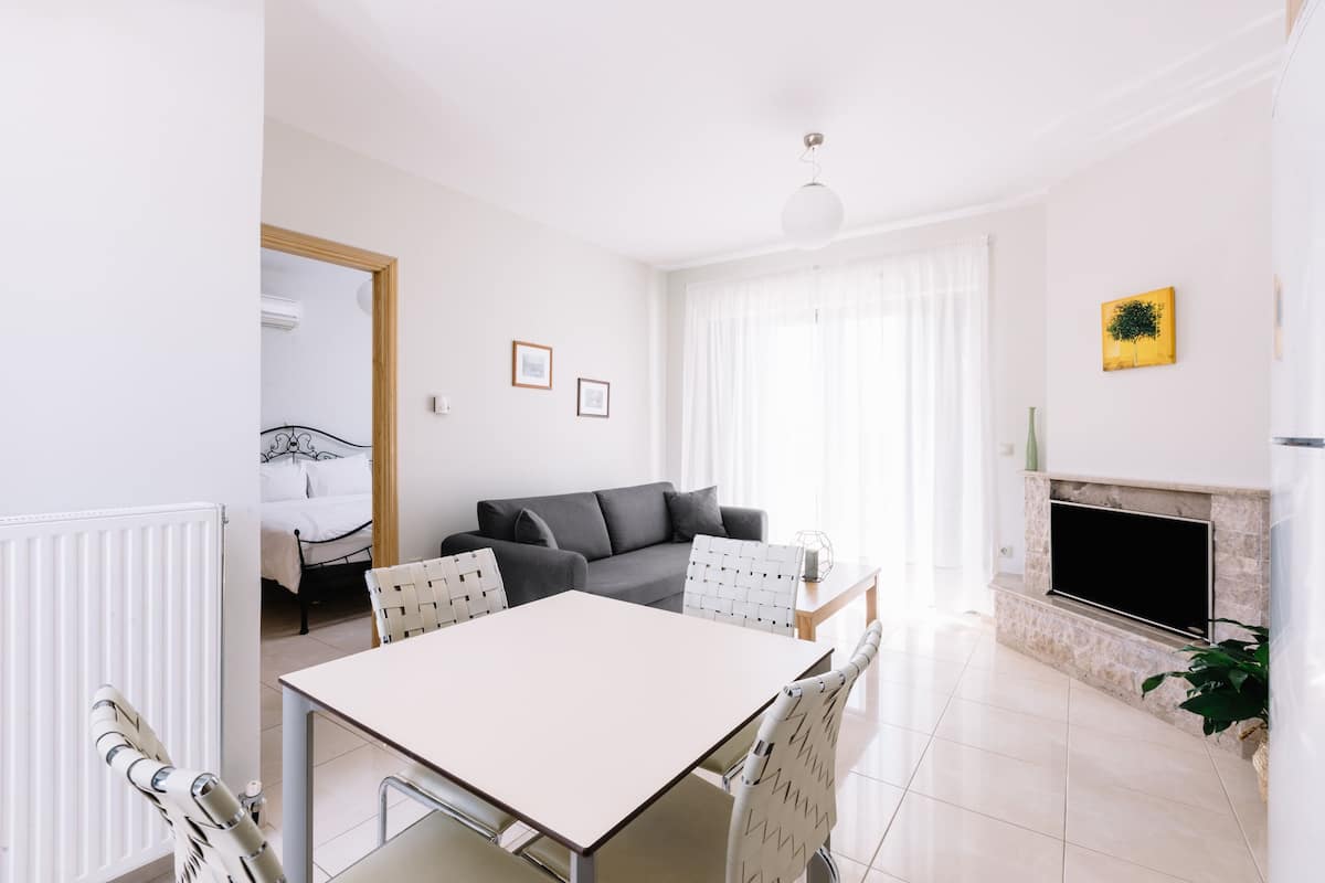 Appartement Supérieur (2 Adults and 2 Children) | Coin séjour | TV connectée, cheminée