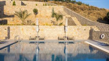 Piscina externa sazonal, funciona das 9h às 21h, guarda-sóis