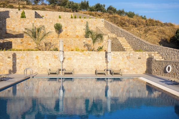 Sesongbasert utendørsbasseng, bassengparasoller og solsenger