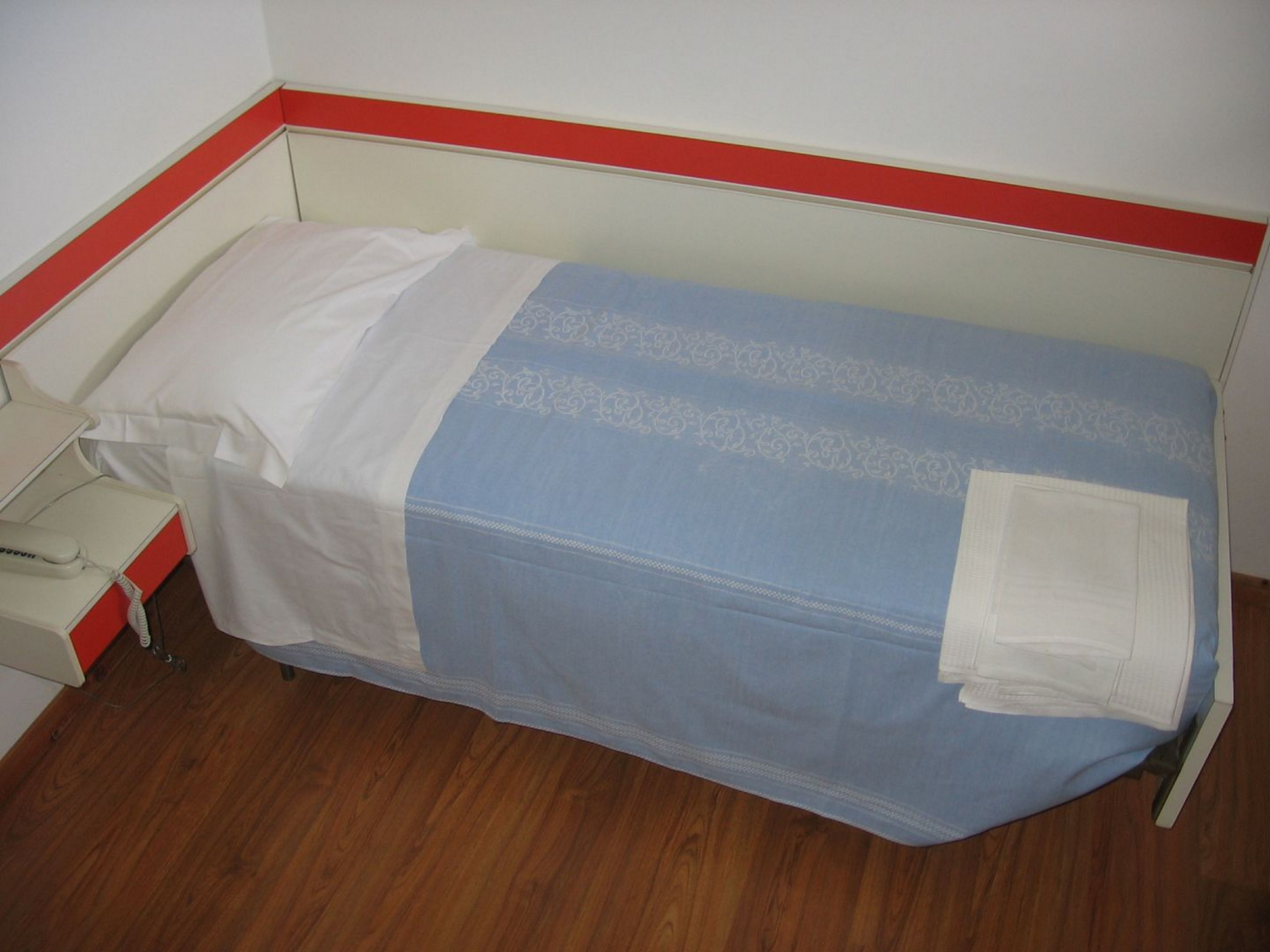 single room | in-room safe, desk, cots/infant beds, free wifi