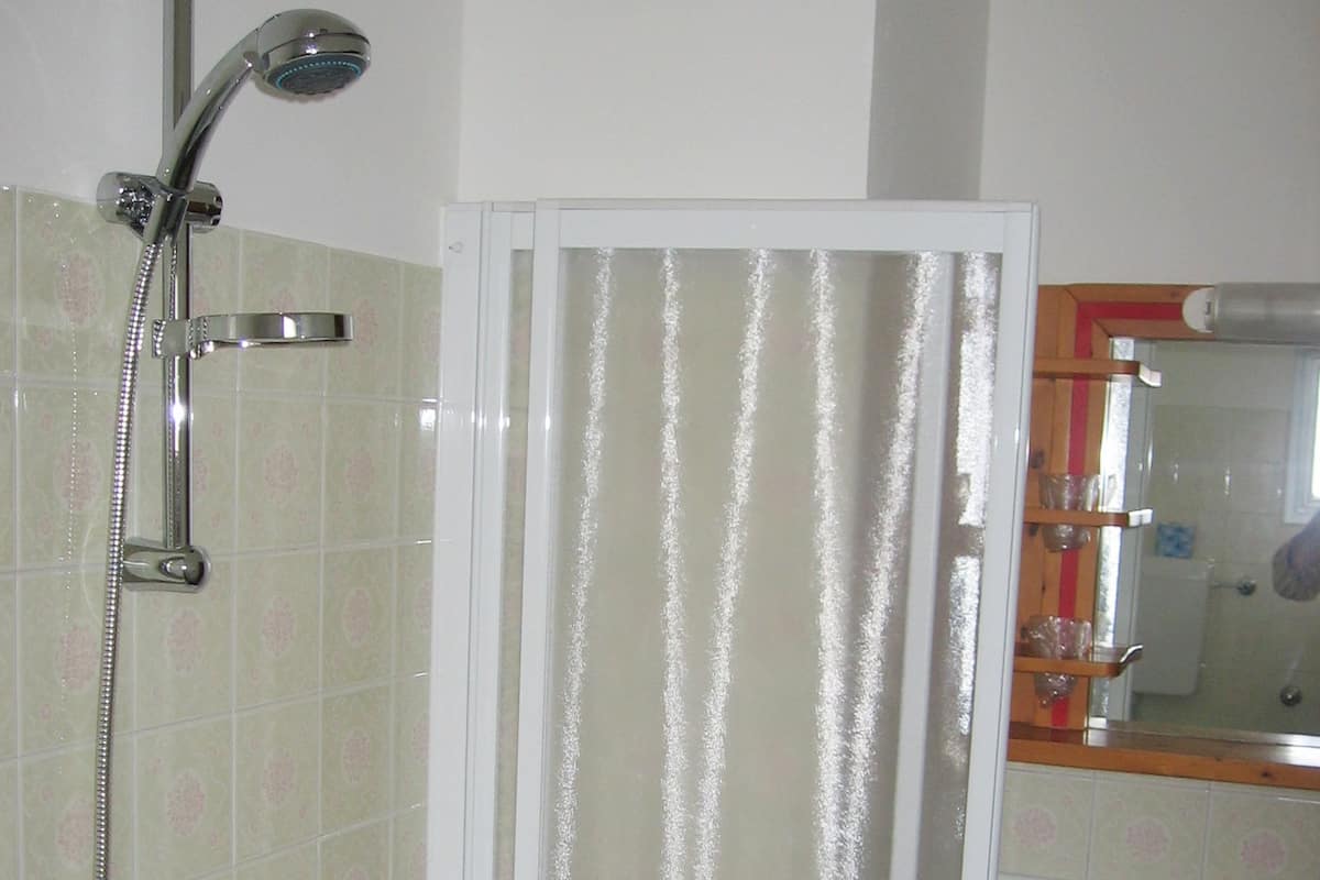 Driepersoonskamer | Badkamer | Een douche, gratis toiletartikelen, een haardroger, een bidet