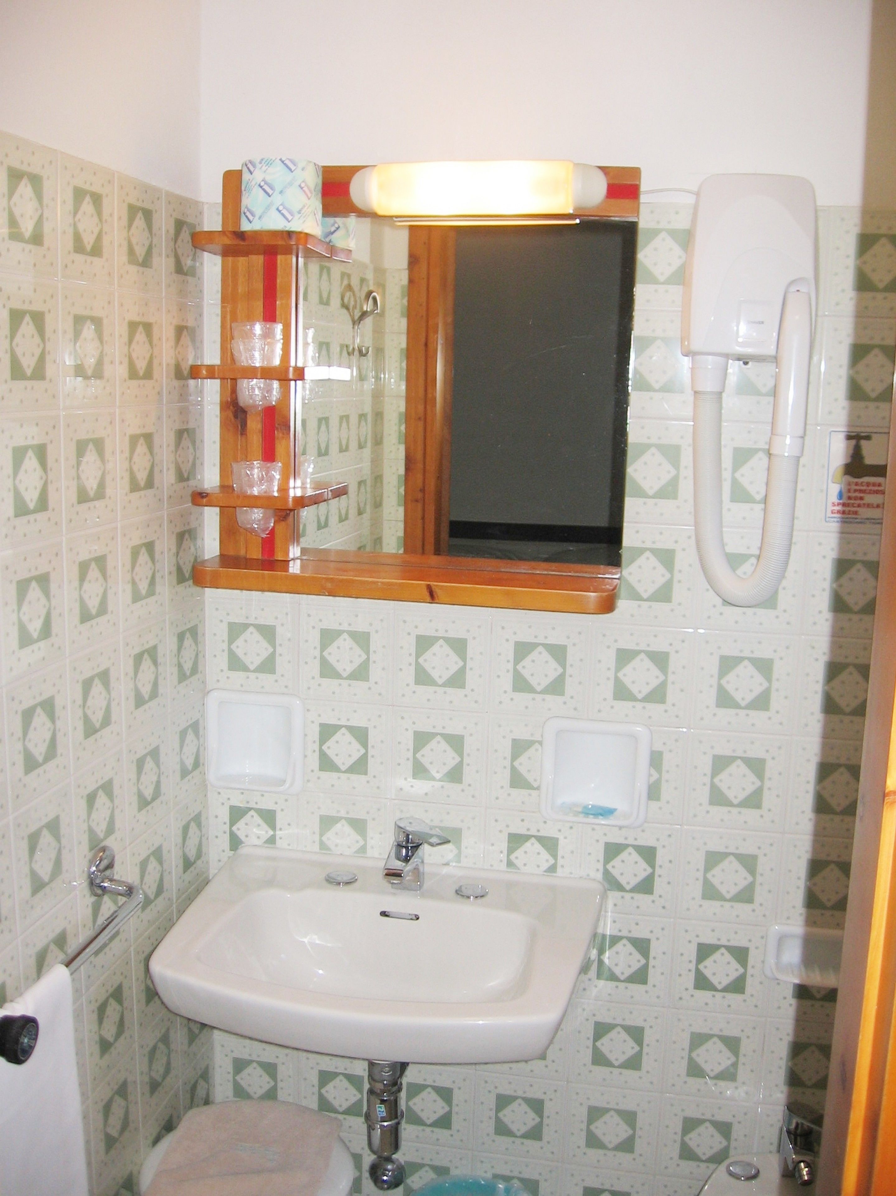 shower, free toiletries, hair dryer, bidet