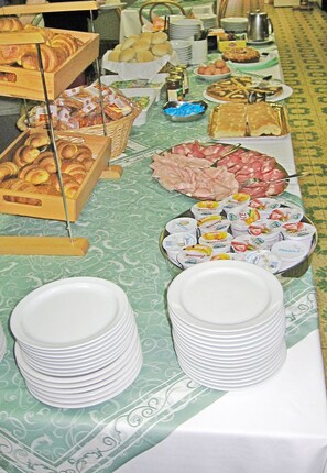 Daily cooked-to-order breakfast (EUR 5 per person)