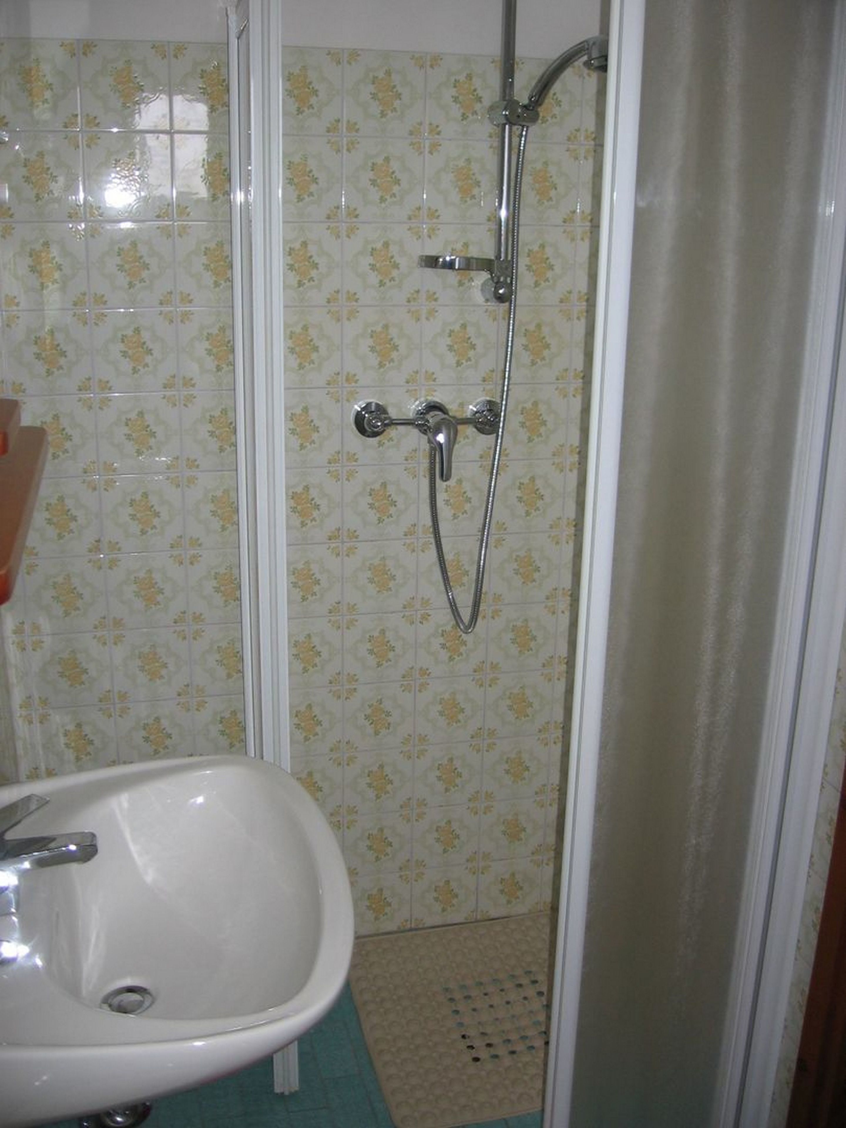 single room | bathroom | shower, free toiletries, hair dryer, bidet
