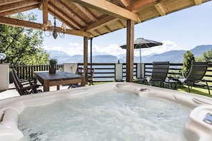 Deluxe Chalet, 1 Bedroom, Hot Tub, Mountain View | Private spa tub