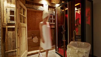 Un sauna, una bañera de hidromasaje, baño turco, baño turco/hammam