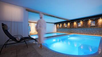 Piscine couverte, chaises longues