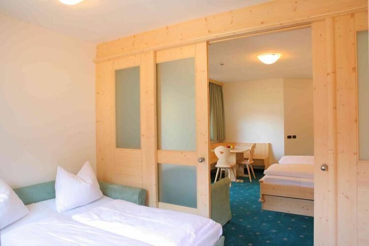 Une chambre d’hôtel avec un lit, un bureau et une chaise.