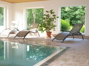 Piscina interna, funciona das 7h às 22h30, espreguiçadeiras