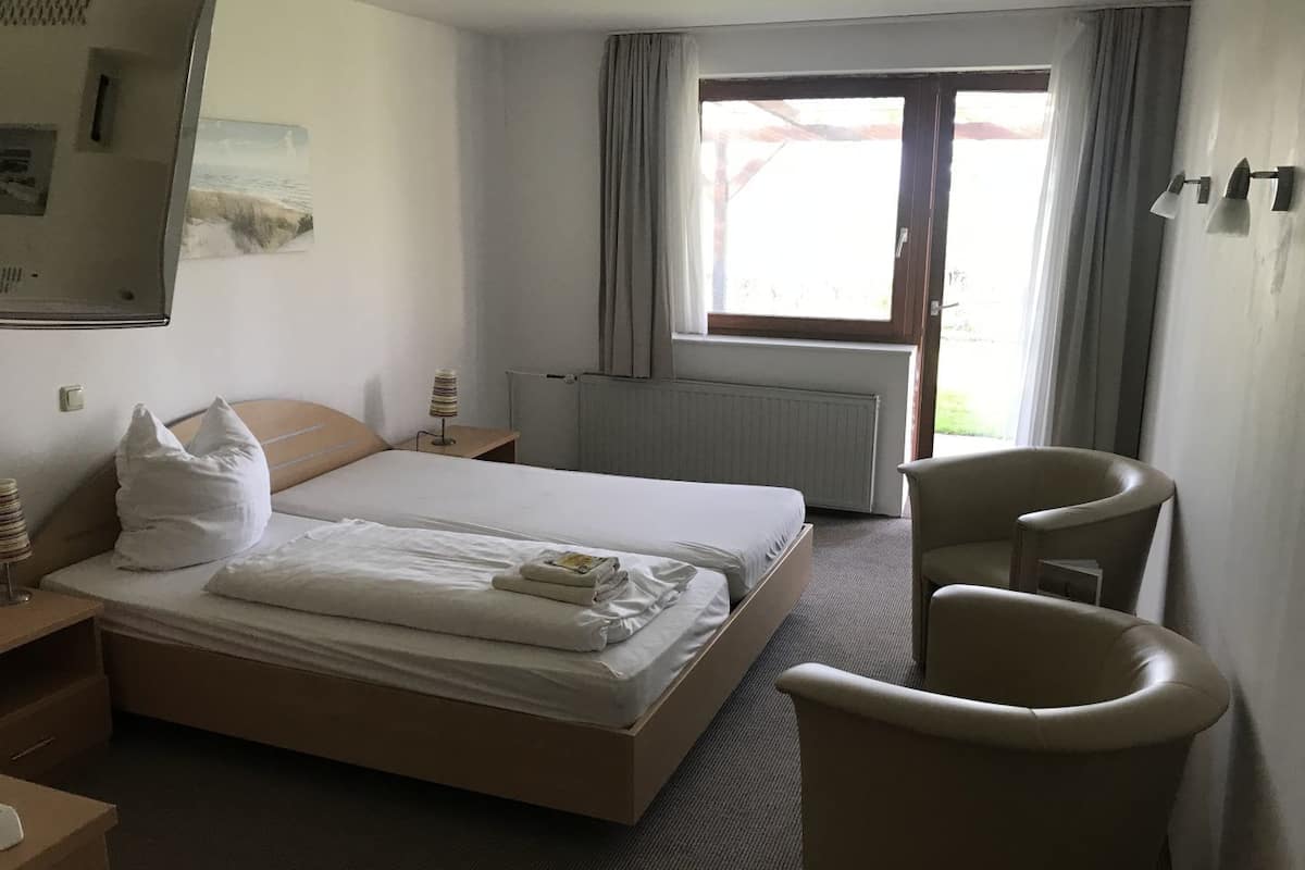 single room, garden view | hypo-allergenic bedding, in-room safe, desk, cots/infant beds