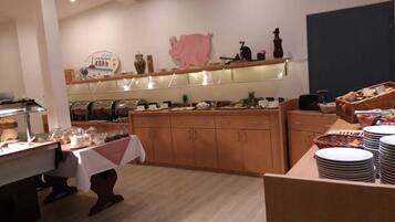بوفيه فطور مجانًا يوميًا