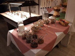 Free daily buffet breakfast  - Landhaus Pfahlershof (Karolinenkoog)
