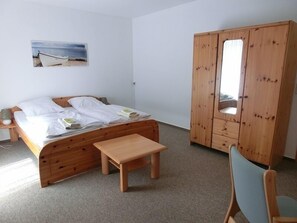 Hypo-allergenic bedding, in-room safe, desk, cots/infant beds - Landhaus Pfahlershof (Karolinenkoog)