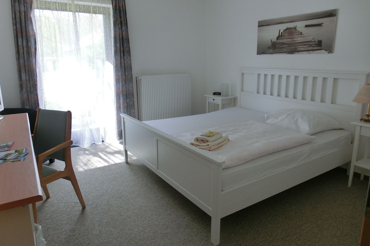 Single Room, Garden View | Hypo-allergenic bedding, in-room safe, desk, cribs/infant beds